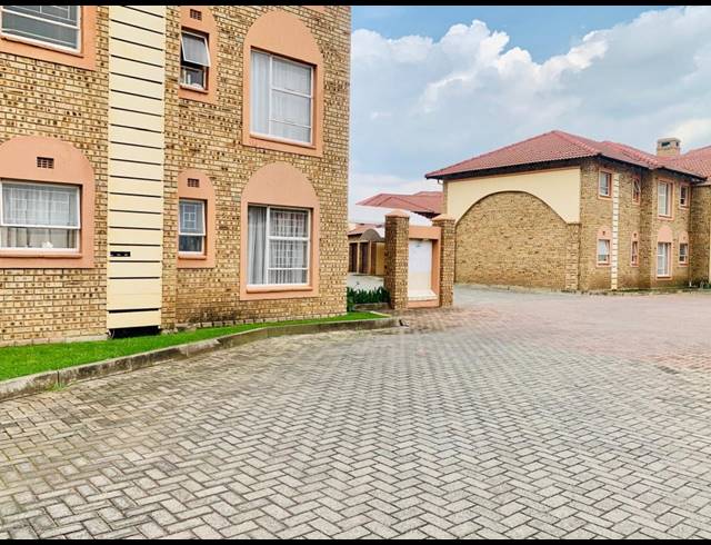 2 BEDROOM FLAT FOR SALE IN VANDERBIJLPARK SE 2